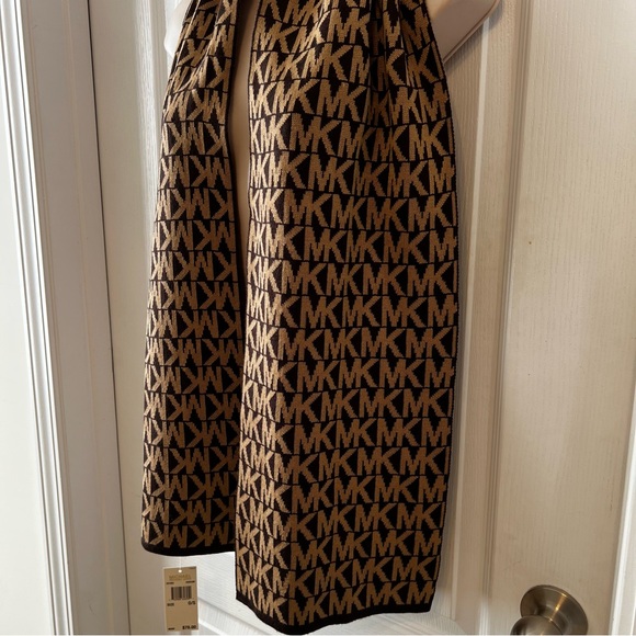 Michael Kors MK Signature Scarf/Shawl - Picture 4 of 10